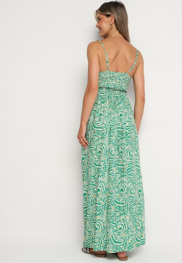 Born2be - Zielona Sukienka Bawełniana na Regulowanych Ramiączkach Risamasi. Okazja: na co dzień. Typ kołnierza: dekolt w kształcie V. Kolor: zielony. Materiał: bawełna. Długość rękawa: na ramiączkach. Sezon: lato. Styl: casual, klasyczny