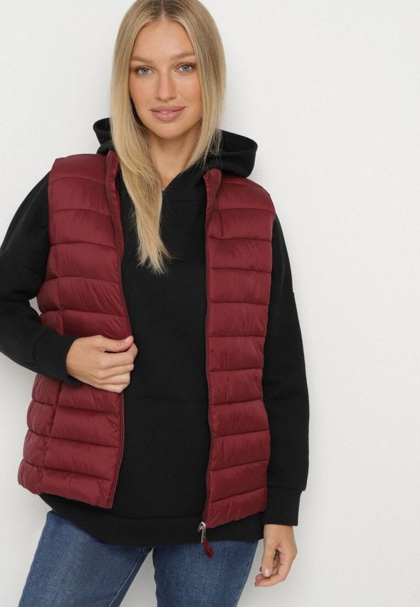 Born2be - Bordowa Pikowanana Kamizelka Sifitta. Okazja: na co dzień. Kolor: czerwony. Materiał: jeans. Styl: casual, klasyczny, elegancki