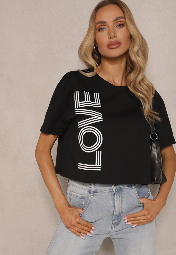Renee - Czarny T-shirt z Bawełny o Krótkim Kroju Ozdobiony Napisem Sannovia. Okazja: na co dzień. Kolor: czarny. Materiał: bawełna. Długość: krótkie. Wzór: aplikacja, napisy. Styl: klasyczny, casual