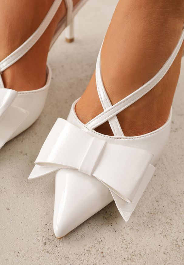 Renee - Białe Szpilki VICES z Aplikacją w Kształcie Kokardy Evithe. Nosek buta: szpiczasty. Zapięcie: sprzączka. Kolor: biały. Materiał: skóra, lakier. Wzór: aplikacja. Sezon: lato. Obcas: na szpilce. Wysokość obcasa: średni