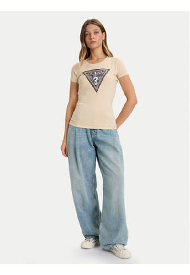 Guess T-Shirt W5BI15 J1314 Beżowy jasny Slim Fit. Kolor: beżowy. Materiał: bawełna