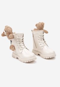 Born2be - Beżowe Płaskie Botki Lakierowane z Misiem Ivathia. Okazja: na co dzień. Kolor: beżowy. Materiał: lakier. Wzór: kolorowy. Styl: casual, elegancki