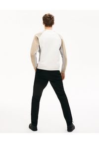 Lacoste - LACOSTE - Czarne spodnie chino Slim Ft. Kolor: czarny. Materiał: bawełna. Wzór: gładki, aplikacja. Styl: klasyczny, elegancki #5