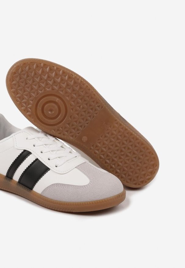 Born2be - Biało-Czarne Sneakersy Tenisówki z Ozdobnymi Paskami Danavin. Okazja: na co dzień. Zapięcie: pasek. Kolor: biały. Materiał: jeans. Wzór: paski. Obcas: na obcasie. Wysokość obcasa: niski