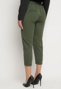 Born2be - Zielone Spodnie 3/4 z Gumką w Talii i Kieszeniami Saivie. Kolor: zielony. Styl: elegancki #4