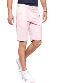 Wrangler - KRÓTKIE SPODENKI WRANGLER CHINO SHORT PEPPA PINK W14AMM20A. Materiał: materiał. Długość: krótkie. Wzór: jednolity, aplikacja #3