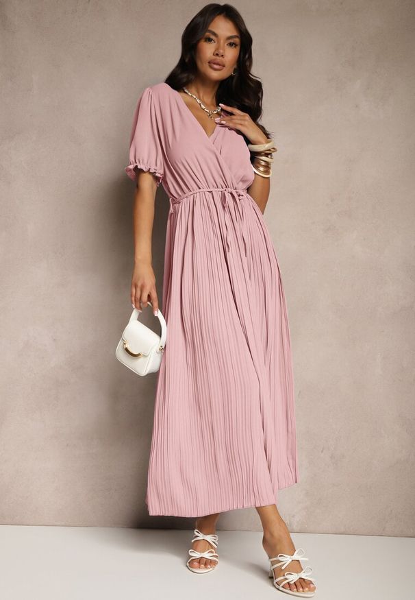 Renee - Różowa Sukienka z Bawełną Ozdobiona Kopertowym Dekoltem i Paskiem Grellevia. Okazja: na co dzień. Kolor: różowy. Materiał: bawełna. Wzór: aplikacja. Typ sukienki: kopertowe. Styl: elegancki, casual, sportowy, klasyczny