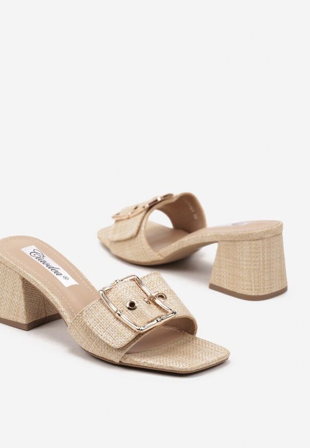 Born2be - Beżowe Klapki z Plecionki na Słupku Zdobione Klamrą Avelreis. Okazja: na co dzień, na spacer. Kolor: beżowy. Materiał: jeans. Wzór: aplikacja. Sezon: lato. Obcas: na słupku. Styl: elegancki, casual. Wysokość obcasa: średni