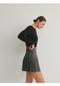 Reserved - Plisowana spódnica mini - ciemnoszary. Kolor: szary. Materiał: wiskoza, tkanina