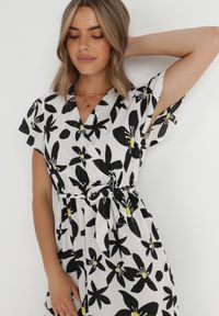 Born2be - Biała Sukienka Marrie. Kolor: biały. Materiał: materiał. Długość rękawa: krótki rękaw. Wzór: kwiaty. Sezon: lato. Typ sukienki: kopertowe. Długość: maxi #5