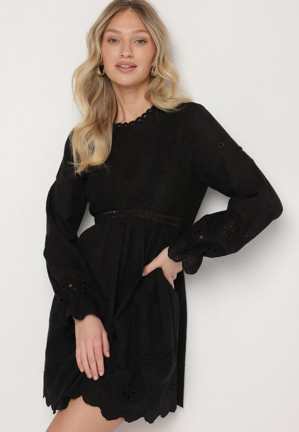 Born2be - Czarna Sukienka Boho o Rozkloszowanym Kroju z Haftowanymi Zdobieniami Ifflina. Okazja: na co dzień. Typ kołnierza: kołnierzyk stójkowy. Kolor: czarny. Materiał: materiał, poliester. Długość rękawa: długi rękaw. Wzór: aplikacja, haft. Styl: boho