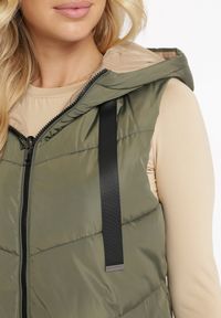 Born2be - Zielona Pikowana Kamizelka Dwustronna z Kapturem Essata. Okazja: na spacer, na co dzień. Typ kołnierza: kaptur. Kolor: zielony. Materiał: jeans. Wzór: gładki. Styl: casual, sportowy, klasyczny #5