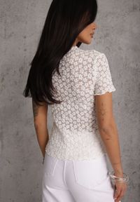 Renee - Biała Dopasowana Bluzka z Koronki z Krótkim Rękawem Britune. Okazja: na co dzień. Kolor: biały. Materiał: koronka. Długość rękawa: krótki rękaw. Długość: krótkie. Wzór: koronka. Sezon: lato. Styl: casual #8