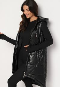 Born2be - Czarna Długa Kamizelka z Kapturem Ozdobiona Imitacją Kieszeni Mavaria. Typ kołnierza: kaptur. Kolor: czarny. Materiał: jeans. Długość: długie. Wzór: aplikacja. Sezon: wiosna, jesień. Styl: elegancki, sportowy, klasyczny #3