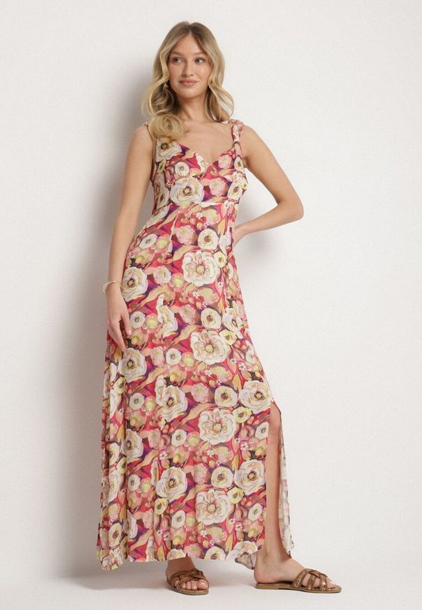 Born2be - Czerwona Rozkloszowana Sukienka z Wiskozy w Kwiatowym Wzór Redeelle. Okazja: na co dzień. Kolor: czerwony. Materiał: wiskoza. Wzór: kwiaty. Typ sukienki: rozkloszowane. Styl: casual, elegancki