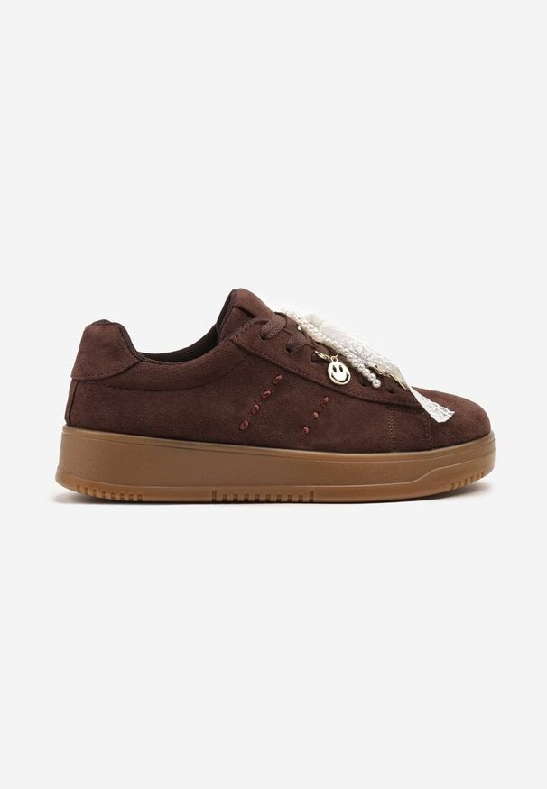 Renee - Brązowe Sneakersy na Niskiej Platformie z Aplikacjami i Kokardkami Divienne. Okazja: na co dzień. Kolor: brązowy. Materiał: jeans. Wzór: aplikacja. Obcas: na platformie