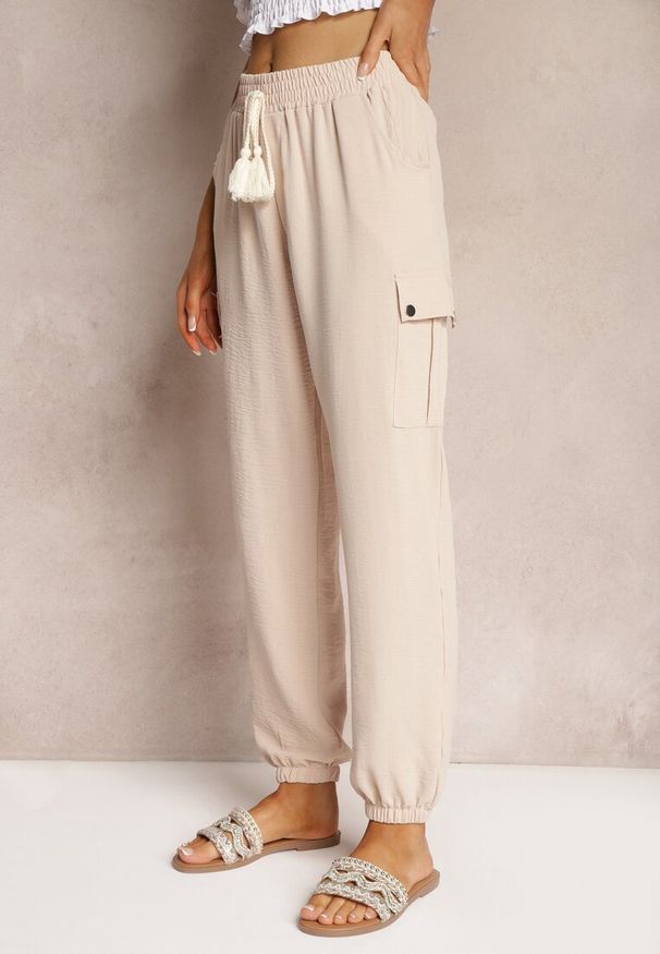 Renee - Beżowe Spodnie Cargo High Waist Wykończone Gumką w Pasie Nellindra. Okazja: na co dzień. Stan: podwyższony. Kolor: beżowy. Materiał: jedwab. Styl: klasyczny, casual, elegancki