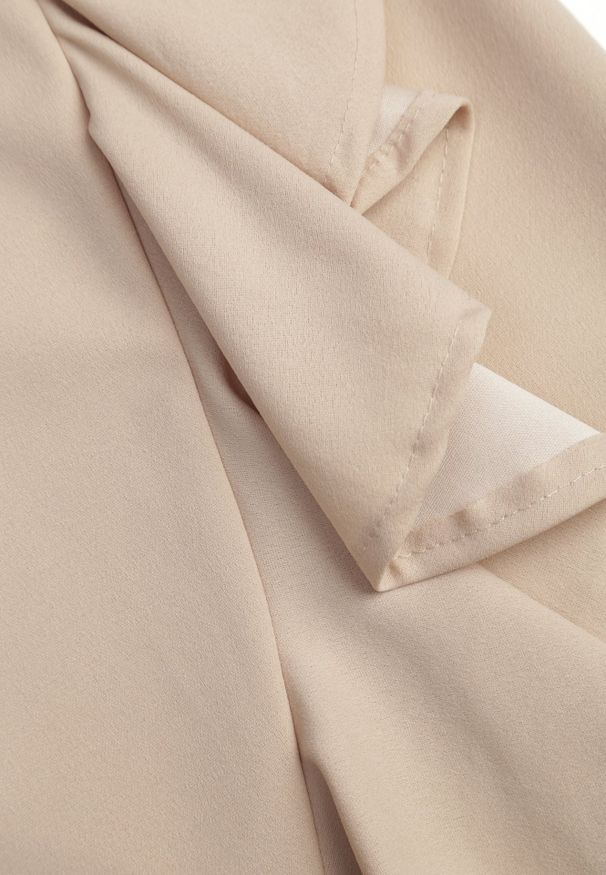 Renee - Ciemnobeżowa Kopertowa Sukienka z Trójkątnym Dekoltem i Falbankami Holana. Okazja: na randkę. Typ kołnierza: kołnierz z falbankami. Kolor: beżowy. Typ sukienki: kopertowe. Styl: elegancki