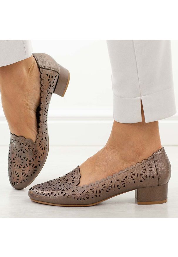 Brązowe ażurowe czółenka damskie na obcasie M.Daszyński Sa200-1. Nosek buta: okrągły. Kolor: brązowy. Szerokość cholewki: normalna. Wzór: ażurowy. Materiał: skóra. Sezon: wiosna, jesień, lato. Obcas: na obcasie. Styl: klasyczny. Wysokość obcasa: niski