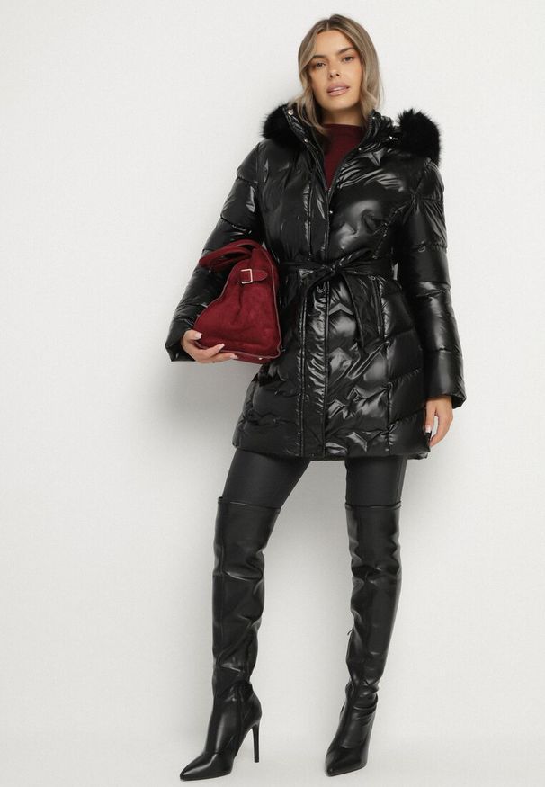 Born2be - Czarna Pikowana Kurtka z Odpinanym Kapturem i Futerkiem Wiązana Paskiem Olenessa. Kolor: czarny. Materiał: futro. Sezon: zima