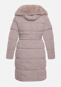 Born2be - Szara Pikowana Kurtka z Kapturem z Futrem i Wiązanym Paskiem Mevinatia. Okazja: na co dzień. Typ kołnierza: kaptur. Kolekcja: plus size. Kolor: szary. Materiał: futro. Styl: casual, klasyczny #7