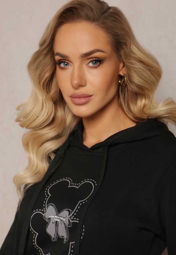 Renee - Czarna Bluza Kangurka ze Ściągaczami z Nadrukiem i Polarem Simunsa. Kolor: czarny. Materiał: polar. Wzór: nadruk. Styl: klasyczny