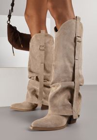 Renee - Ciemnobeżowe Kozaki na Stożku Typu Kowbojki Ozdobione Klamrą i Wywiniętą Cholewką Nalirella. Okazja: na co dzień. Zapięcie: klamry. Kolor: beżowy. Szerokość cholewki: normalna. Wzór: aplikacja. Materiał: skóra, jeans. Obcas: na stożku. Styl: casual, elegancki. Wysokość obcasa: średni #1