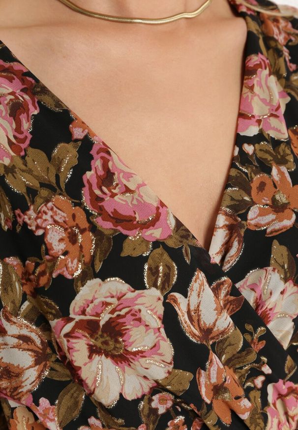 Born2be - Czarno-Beżowa Kopertowa Sukienka z Gumką w Pasie Wiązana z Tyłu Ozdobiona Metaliczną Nitką Eollas. Okazja: na co dzień, na imprezę. Typ kołnierza: dekolt w serek. Kolor: czarny. Wzór: aplikacja. Typ sukienki: kopertowe. Styl: casual, elegancki