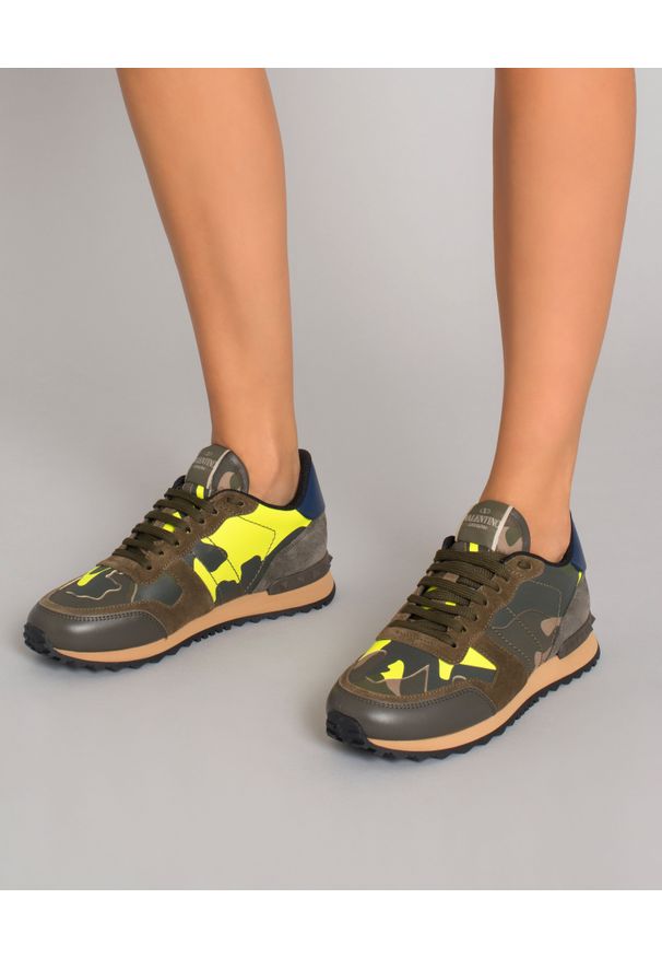 VALENTINO - Sneakersy Camouflage Rockrunner. Kolor: brązowy. Materiał: dresówka, guma. Wzór: moro