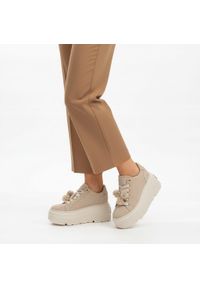 CheBello - Sneakersy damskie Chebello, ze skóry naturalnej na wysokiej platformie z klasycznym sznurowaniem i dekoracyjnymi chwostami, beżowe, 5002_-194-000-PSK. Okazja: na co dzień. Kolor: beżowy. Materiał: skóra. Szerokość cholewki: normalna. Obcas: na platformie. Sport: turystyka piesza #9