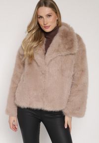 Born2be - Beżowa Jednorzędowa Kurtka Futerko z Szerokim Kołnierzem Conellia. Okazja: na co dzień. Kolor: brązowy. Materiał: futro. Styl: casual, elegancki #1