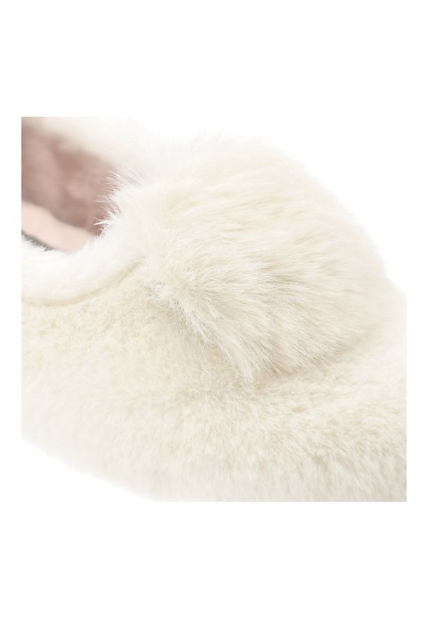 Białe Kapcie Macarena Wsuwane Ocieplane Obuwie Damskie. Okazja: do domu. Zapięcie: bez zapięcia. Kolor: biały. Materiał: materiał. Wzór: aplikacja