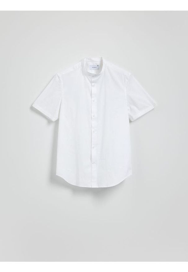 Reserved - Koszula slim fit ze stójką - biały. Typ kołnierza: kołnierzyk stójkowy. Kolor: biały. Materiał: bawełna, tkanina