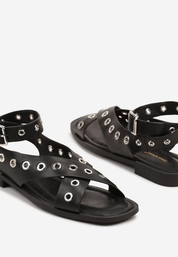 Renee - Czarne Sandały Typu Gladiatorki z Kwadratowym Noskiem Zdobione Nitami Annivelle. Okazja: na co dzień. Kolor: czarny. Materiał: jeans, skóra. Wzór: aplikacja. Styl: casual