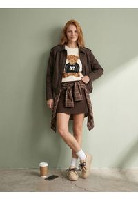Sinsay - Dzianinowy sweter z motywem misia - kremowy. Kolor: kremowy. Materiał: dzianina #1