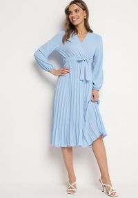 Born2be - Jasnoniebieska Sukienka Mesyre. Okazja: na randkę, do pracy. Typ kołnierza: dekolt w kształcie V. Kolor: niebieski. Materiał: materiał. Typ sukienki: kopertowe, plisowane. Długość: midi #1