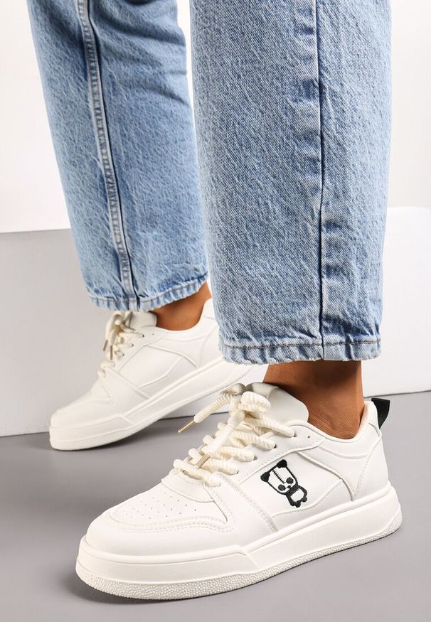 Renee - Beżowe Sneakersy z Drobną Perforacją i Małym Nadrukiem Fredomia. Nosek buta: okrągły. Zapięcie: sznurówki. Kolor: beżowy. Materiał: materiał. Wzór: nadruk. Obcas: na obcasie. Wysokość obcasa: niski