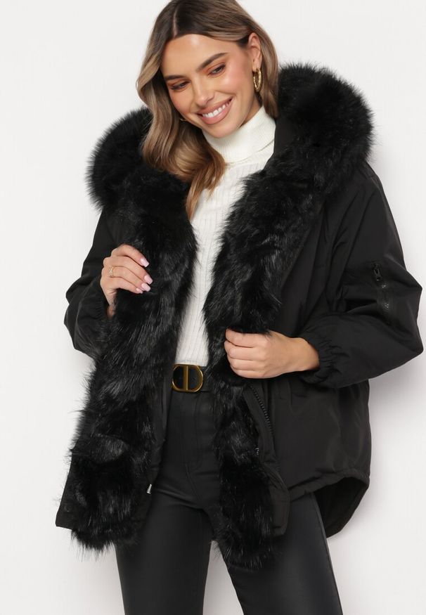 Born2be - Czarna Kurtka Parka Oversize z Futerkiem Mitto. Kolor: czarny. Materiał: futro. Długość rękawa: długi rękaw. Długość: długie. Sezon: jesień, zima. Styl: elegancki, klasyczny