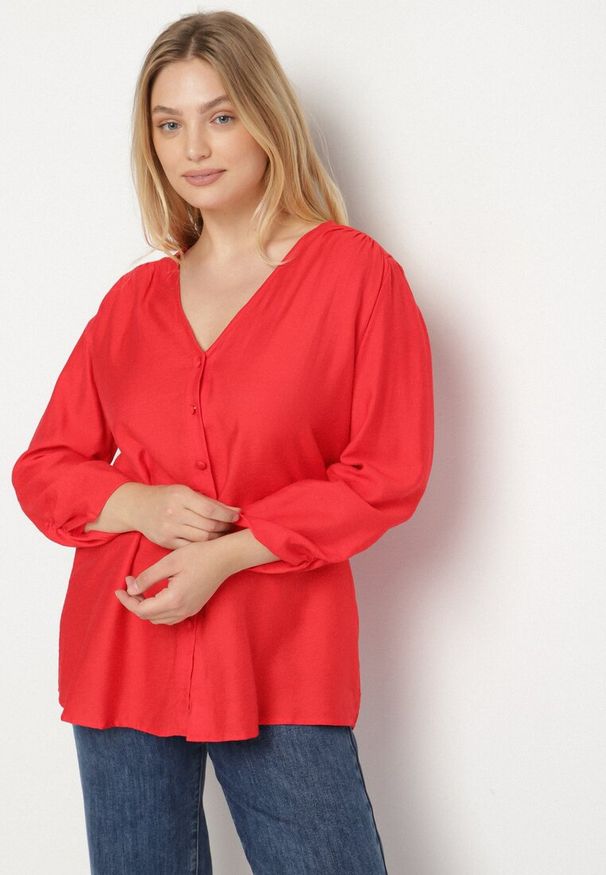 Born2be - Czerwona Koszula z Wiskozy Ozdobiona Marszczonymi Rękawami i Guzikami Lanorea. Okazja: na co dzień. Typ kołnierza: dekolt w serek. Kolor: czerwony. Materiał: wiskoza. Wzór: aplikacja. Styl: elegancki, casual, klasyczny