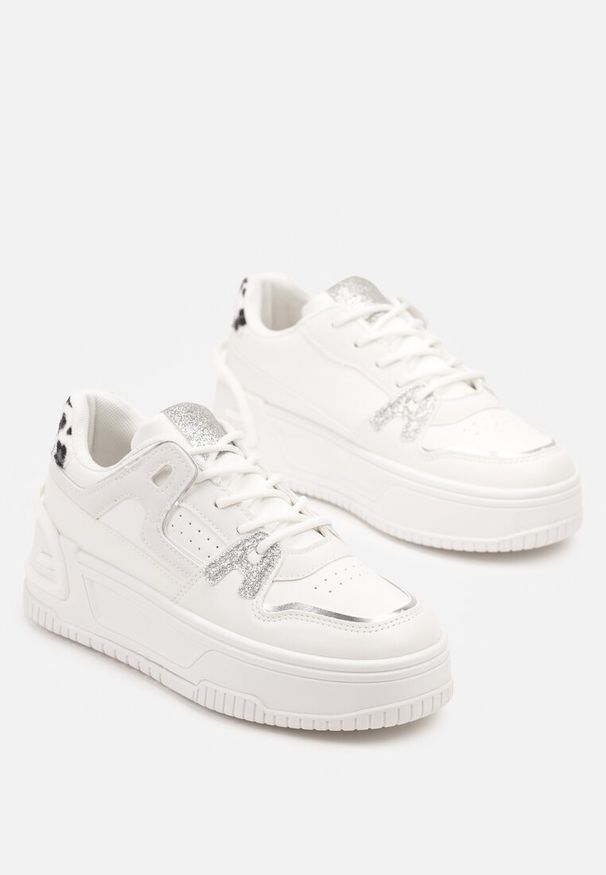 Born2be - Białe Sneakersy na Grubej Podeszwie z Perforacją i Geometrycznym Tłoczeniem Deolisa. Okazja: na co dzień. Kolor: biały. Materiał: jeans. Wzór: geometria. Sezon: wiosna, jesień