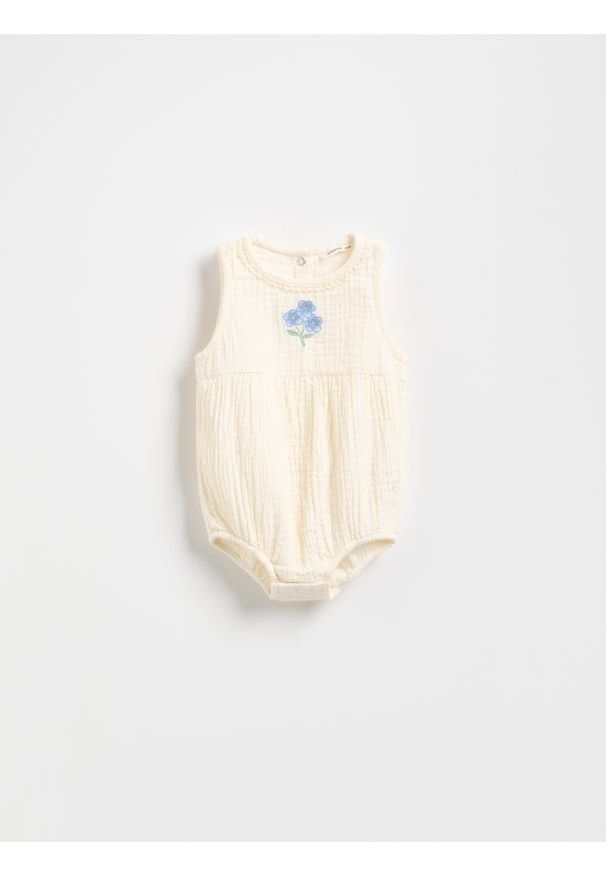 Reserved - Muślinowe body z haftem - złamana biel. Materiał: dzianina, bawełna. Wzór: haft