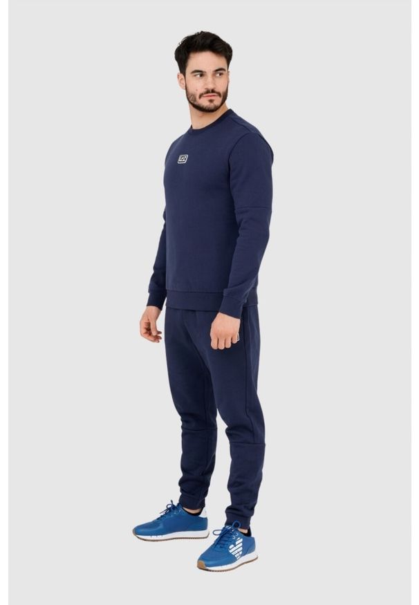EA7 Emporio Armani - EA7 Granatowa bluza męska z naszywką z logo. Kolor: niebieski. Wzór: aplikacja