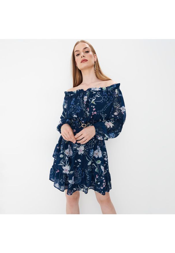 Mohito - Sukienka mini hiszpanka we wzory - Niebieski. Typ kołnierza: dekolt hiszpanka. Kolor: niebieski. Długość: mini