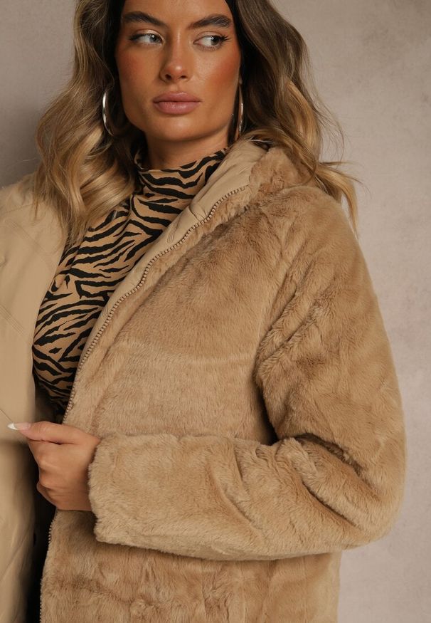 Renee - Ciemnobeżowa Pikowana Kurtka Dwustronna o Długim Kroju z Kapturem Olettia. Typ kołnierza: kaptur. Kolor: beżowy. Materiał: jeans, poliester, futro. Długość: długie. Styl: sportowy