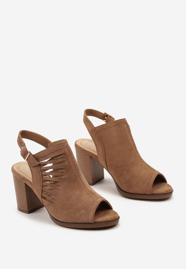 Renee - Ciemnobeżowe Sandały Peep Toe na Słupku z Ozdobnymi Wycięciami i Sprzączką Riavia. Nosek buta: otwarty. Zapięcie: sprzączka. Kolor: beżowy. Materiał: materiał. Obcas: na słupku. Wysokość obcasa: średni