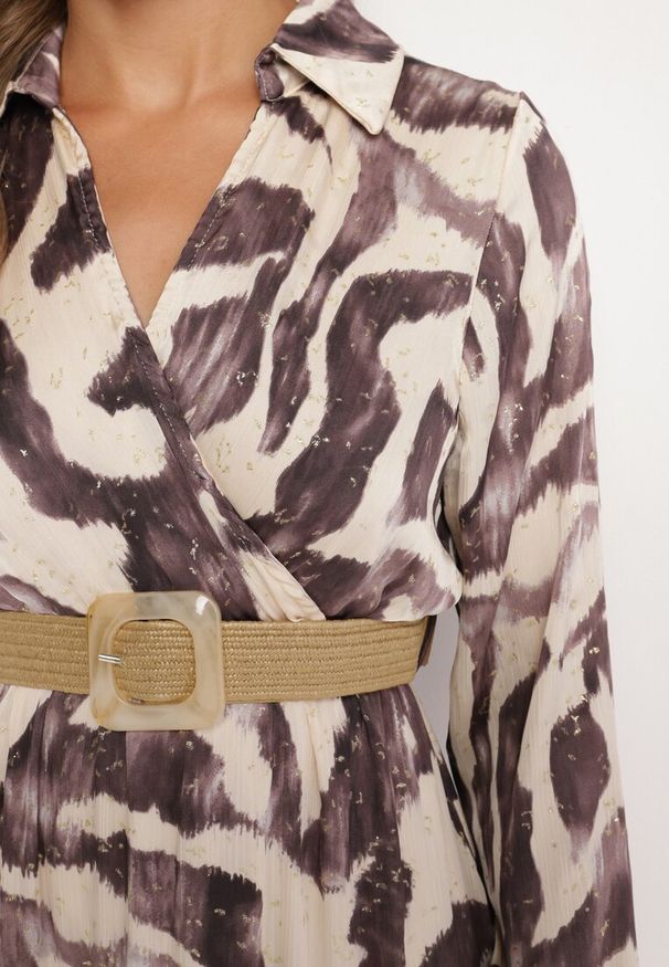 Born2be - Beżowo-Brązowa Kopertowa Sukienka w Abstrakcyjny Wzór z Gumką w Talii i Paskiem Zinnitaria. Okazja: na co dzień. Kolor: beżowy. Materiał: jeans. Typ sukienki: kopertowe. Styl: klasyczny, casual