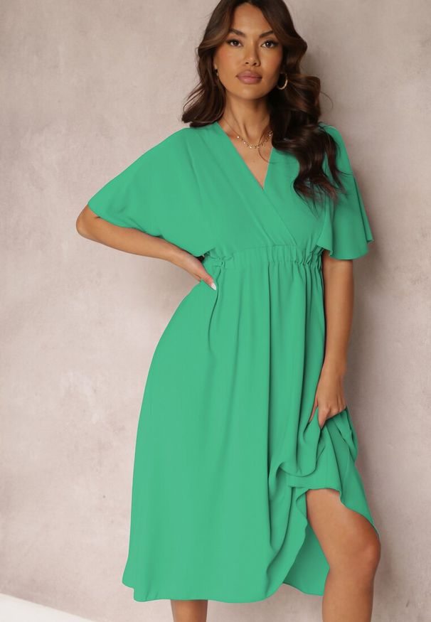 Renee - Zielona Sukienka z Gumką w Talii Krótkim Rękawem i Kopertowym Dekoltem Kelila. Kolor: zielony. Długość rękawa: krótki rękaw. Typ sukienki: kopertowe. Długość: midi