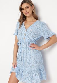 Born2be - Niebieska Sukienka Mini z Wiskozy Ozdobiona Falbanką w Kwiatowy Wzór Ravenina. Okazja: na randkę, na co dzień. Kolor: niebieski. Materiał: wiskoza. Wzór: kwiaty, aplikacja. Typ sukienki: proste. Styl: casual. Długość: mini #1