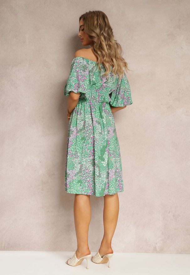 Renee - Zielona Sukienka Midi Hiszpanka w Gumką w Pasie z Wiskozy Slaniesa. Typ kołnierza: dekolt hiszpanka. Kolor: zielony. Materiał: wiskoza. Wzór: kwiaty. Długość: midi