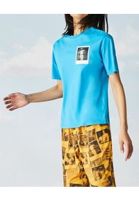 Lacoste - LACOSTE - Niebieski t-shirt z polaroidowym nadrukiem. Kolor: niebieski. Materiał: jersey, bawełna. Długość: długie. Wzór: nadruk. Sezon: lato, wiosna #1